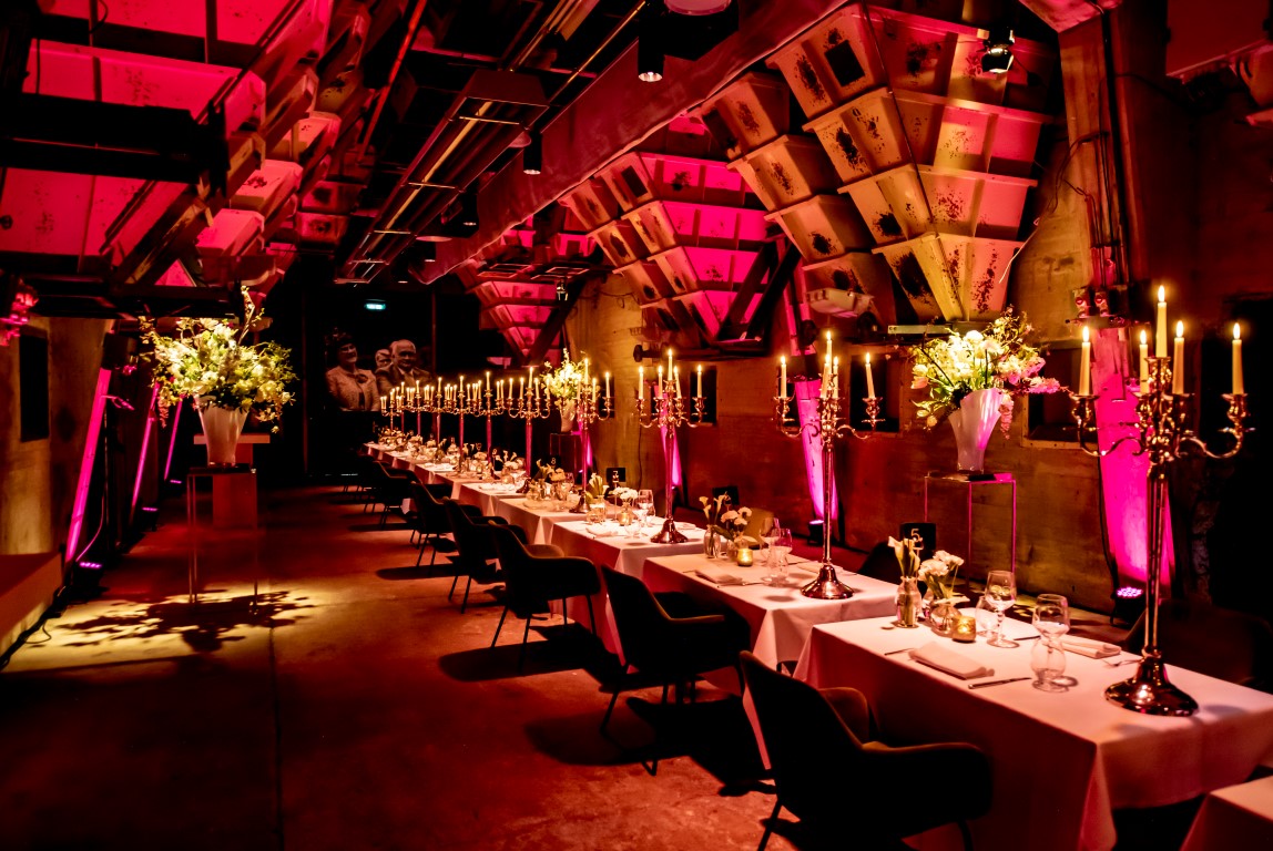 Silo 36 - Sitting Dinner - Diner - Live experience - Night of the Century - Aankleding - Tafelsetting - Tafellinnen - Kandelaars - Silo_s - Fotograaf vermelden_ Nico Alsemgeest (Medium)